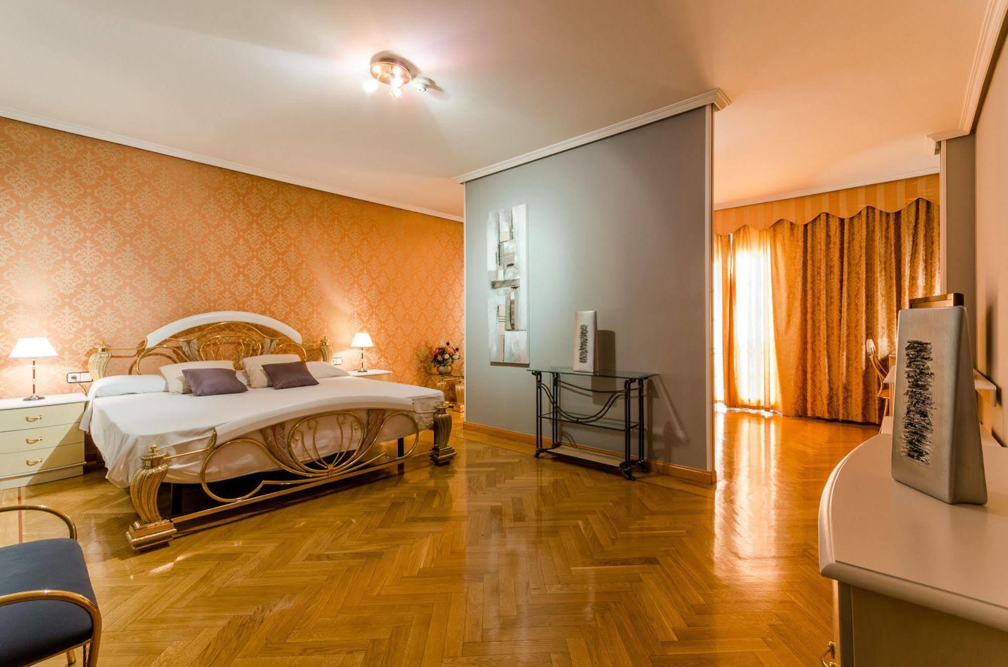 Checkin Madrid Parla Hotel ภายนอก รูปภาพ